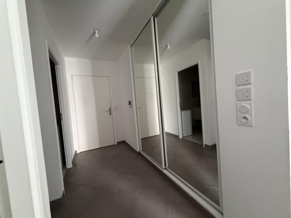 Appartement
         2 pièces
        - 59 m² Bien prestige 598 800 € *