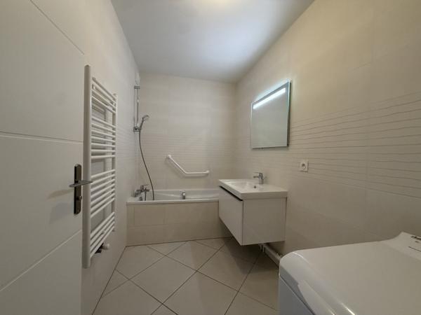 Appartement
         2 pièces
        - 59 m² Bien prestige 598 800 € *