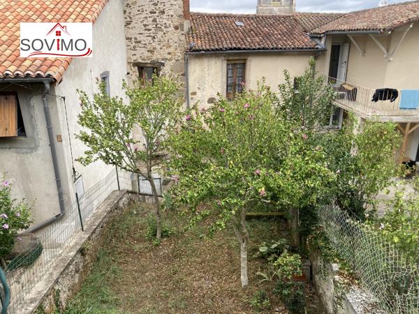MAISON CENTRE VILLE, À RAFRAICHIR AVEC GARAGE, COUR ET JARDIN