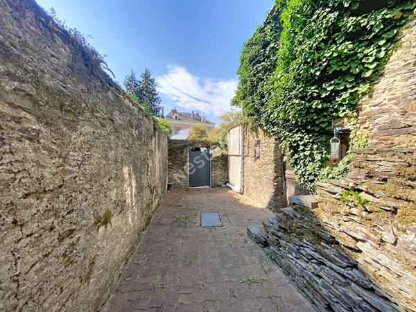 A vendre, maison de 153m3, trois chambres, et studio indépendant en centre-ville de Segré