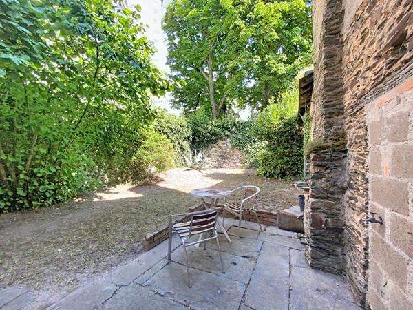 A vendre, maison de 153m3, trois chambres, et studio indépendant en centre-ville de Segré