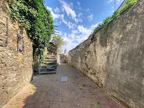A vendre, maison de 153m3, trois chambres, et studio indépendant en centre-ville de Segré