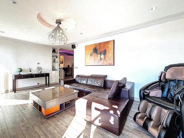 Dernier étage, double exposition, et l’impression d’être ailleurs.