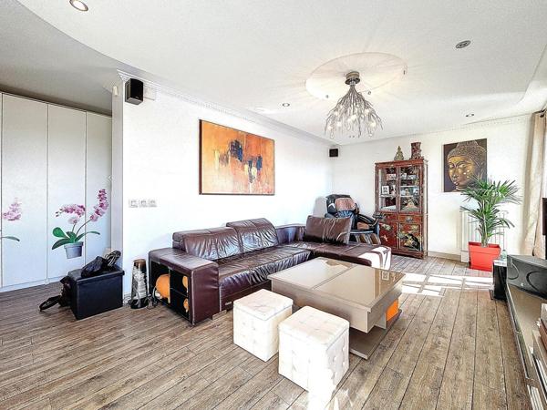 Dernier étage, double exposition, et l’impression d’être ailleurs.