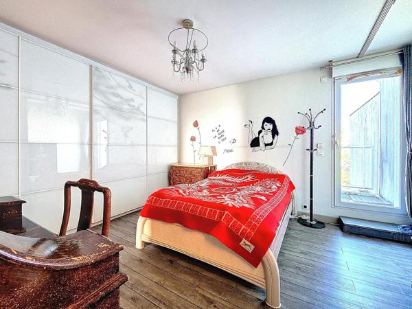 Dernier étage, double exposition, et l’impression d’être ailleurs.