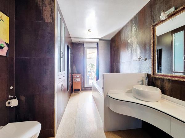 Dernier étage, double exposition, et l’impression d’être ailleurs.