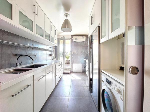 Dernier étage, double exposition, et l’impression d’être ailleurs.