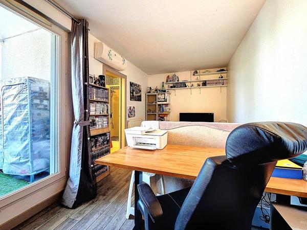 Dernier étage, double exposition, et l’impression d’être ailleurs.