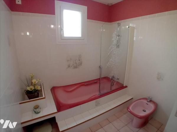 PARIGNE L'EVEQUE, pavillon de 1986 sur sous-sol total avec 2 chambres de plain-pied.