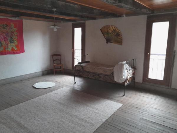 MAISON EN PIERRE AVEC BEAUX VOLUMES  GARAGE NON ATTENANT