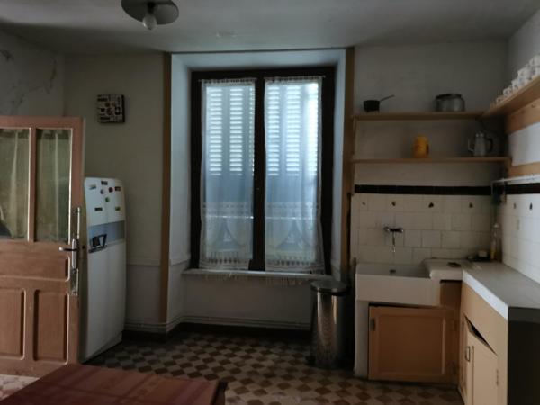 MAISON EN PIERRE AVEC BEAUX VOLUMES  GARAGE NON ATTENANT