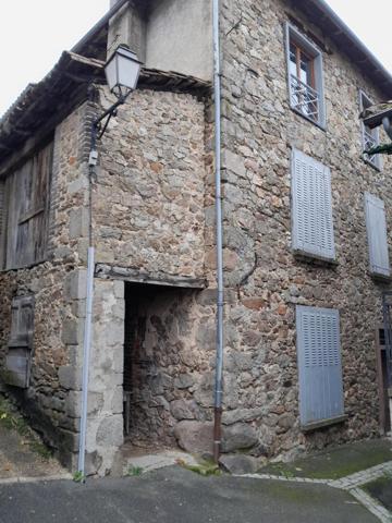 MAISON EN PIERRE AVEC BEAUX VOLUMES  GARAGE NON ATTENANT