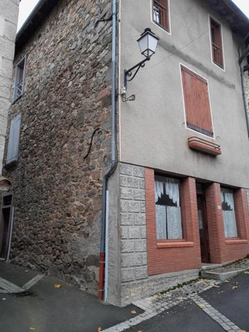 MAISON EN PIERRE AVEC BEAUX VOLUMES  GARAGE NON ATTENANT