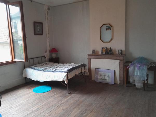 MAISON EN PIERRE AVEC BEAUX VOLUMES  GARAGE NON ATTENANT