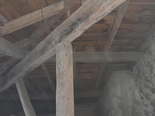 MAISON EN PIERRE AVEC BEAUX VOLUMES  GARAGE NON ATTENANT