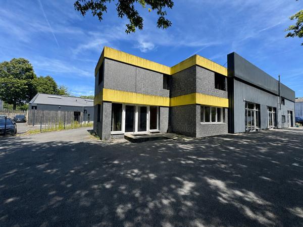 A LOUER : local d'activité 240 m2 : Agence Showroom Bureau stockage - ORVAULT