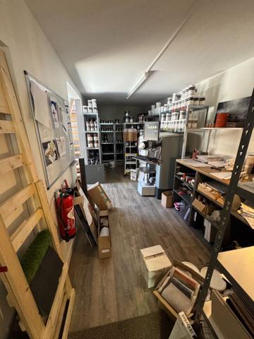 A LOUER : local d'activité 240 m2 : Agence Showroom Bureau stockage - ORVAULT