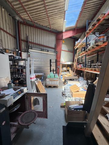 A LOUER : local d'activité 240 m2 : Agence Showroom Bureau stockage - ORVAULT