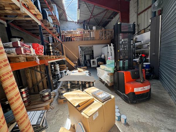 A LOUER : local d'activité 240 m2 : Agence Showroom Bureau stockage - ORVAULT
