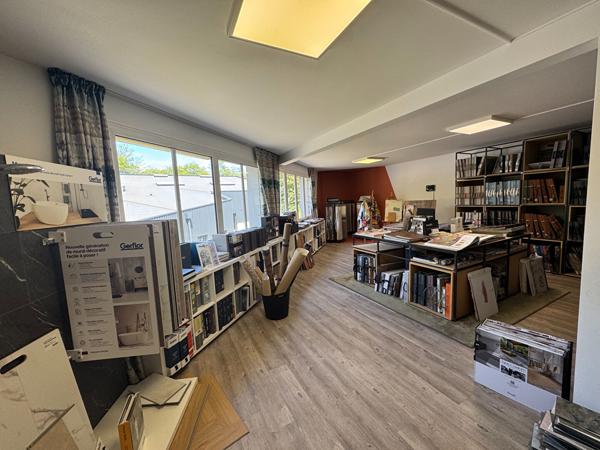 A LOUER : local d'activité 240 m2 : Agence Showroom Bureau stockage - ORVAULT