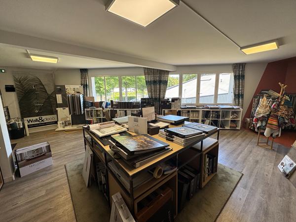 A LOUER : local d'activité 240 m2 : Agence Showroom Bureau stockage - ORVAULT