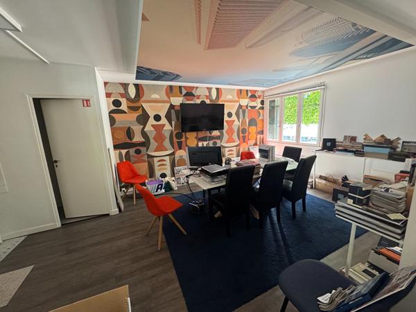 A LOUER : local d'activité 240 m2 : Agence Showroom Bureau stockage - ORVAULT