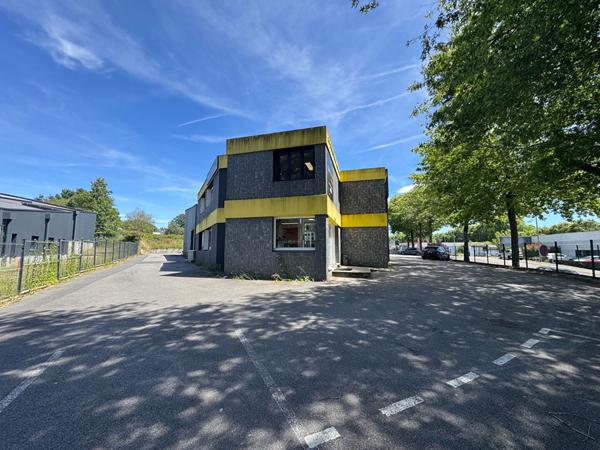 A LOUER : local d'activité 240 m2 : Agence Showroom Bureau stockage - ORVAULT