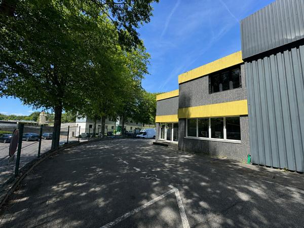 A LOUER : local d'activité 240 m2 : Agence Showroom Bureau stockage - ORVAULT