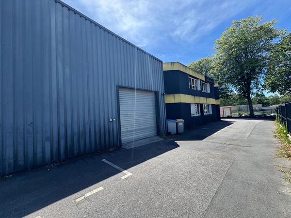 A LOUER : local d'activité 240 m2 : Agence Showroom Bureau stockage - ORVAULT