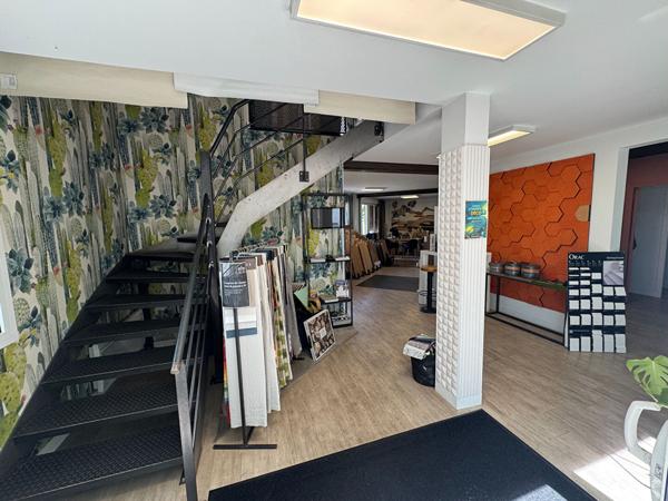 A LOUER : local d'activité 240 m2 : Agence Showroom Bureau stockage - ORVAULT