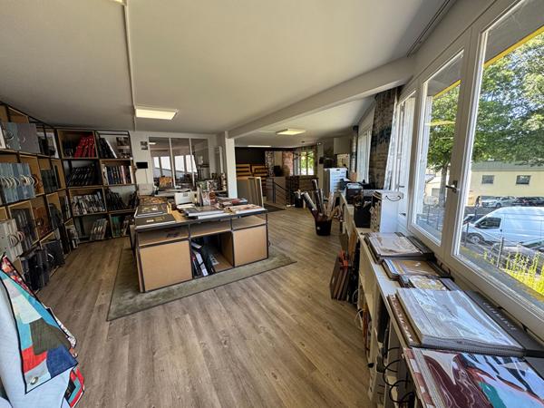A LOUER : local d'activité 240 m2 : Agence Showroom Bureau stockage - ORVAULT