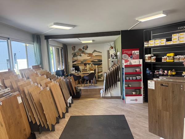 A LOUER : local d'activité 240 m2 : Agence Showroom Bureau stockage - ORVAULT