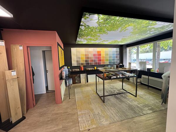 A LOUER : local d'activité 240 m2 : Agence Showroom Bureau stockage - ORVAULT
