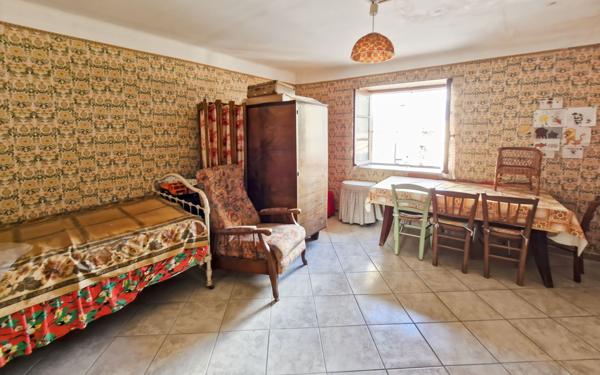 Maison à vendre    1 pièce • 37,78 m2 Pierrerue