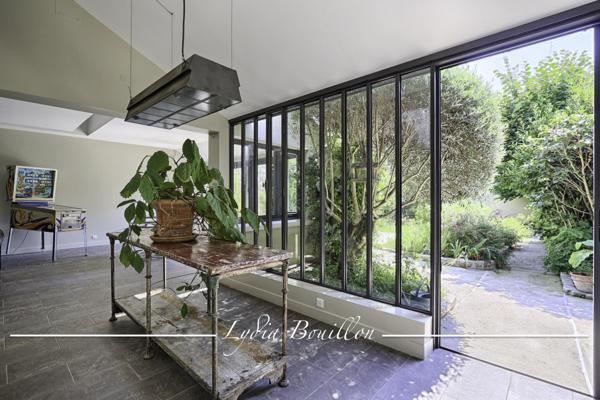 Paris (75014) Paris 14ème proche, centre-ville, Propriété 12 pièces de 330m² à vendre avec jardin de 200 m2 et cour pavée de