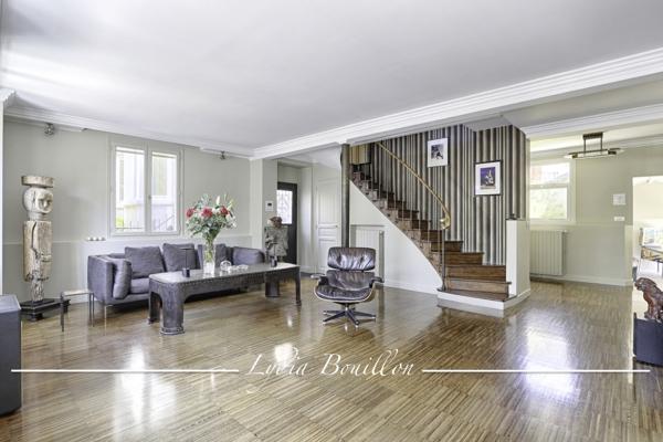 Paris (75014) Paris 14ème proche, centre-ville, Propriété 12 pièces de 330m² à vendre avec jardin de 200 m2 et cour pavée de