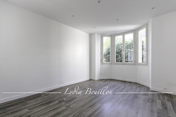 Paris (75014) Paris 14ème proche, centre-ville, Propriété 12 pièces de 330m² à vendre avec jardin de 200 m2 et cour pavée de