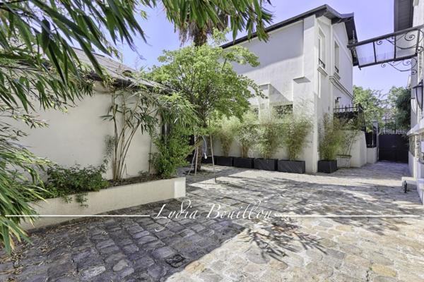 Paris (75014) Paris 14ème proche, centre-ville, Propriété 12 pièces de 330m² à vendre avec jardin de 200 m2 et cour pavée de