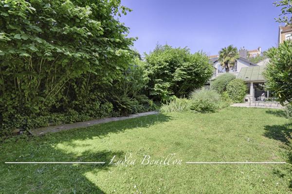 Paris (75014) Paris 14ème proche, centre-ville, Propriété 12 pièces de 330m² à vendre avec jardin de 200 m2 et cour pavée de