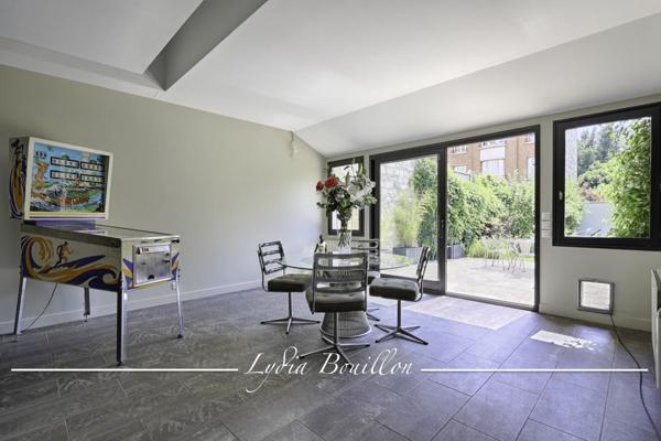 Paris (75014) Paris 14ème proche, centre-ville, Propriété 12 pièces de 330m² à vendre avec jardin de 200 m2 et cour pavée de