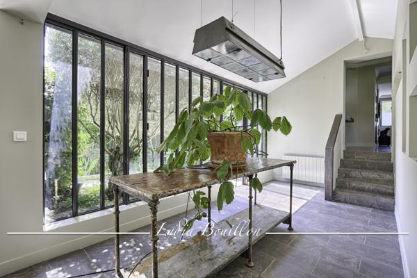 Paris (75014) Paris 14ème proche, centre-ville, Propriété 12 pièces de 330m² à vendre avec jardin de 200 m2 et cour pavée de