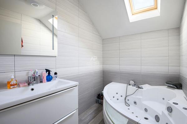 MAISON FAMILIALE AVEC PISCINE - ORMESSON SUR MARNE : À DEUX PAS DU PARC DU MORBRAS €620 000 ** - Référence 6714-EX-AH