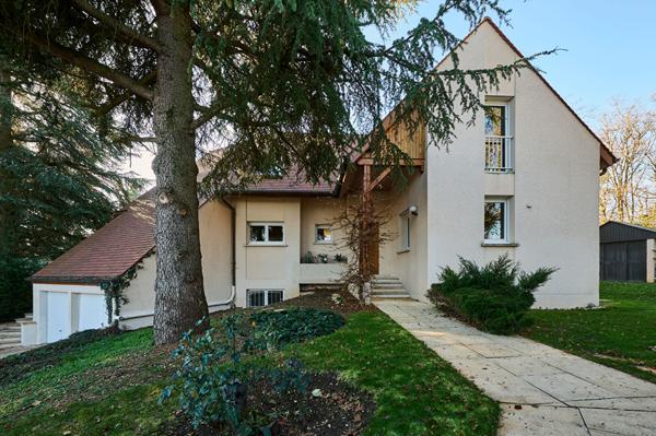 Maison familiale 236 m² avec sous-sol complet  Dijon, secteur recherché et calme