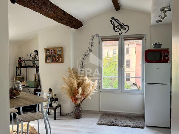 Appartement 2 pièces lumineux à vendre au dernier étage - Centre-ville historique de Draguignan