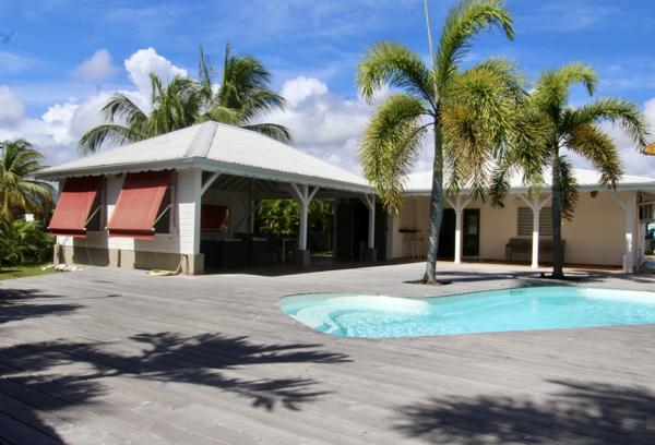 Petit-Bourg (97170) Villa meublée d’exception à Petit-Bourg avec piscine