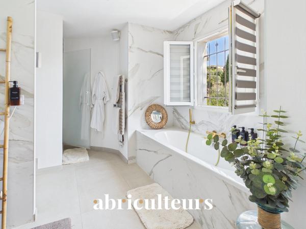 Villa d'exception 313m2 aperçu mer, autonome en énergie, piscine et appartement invités