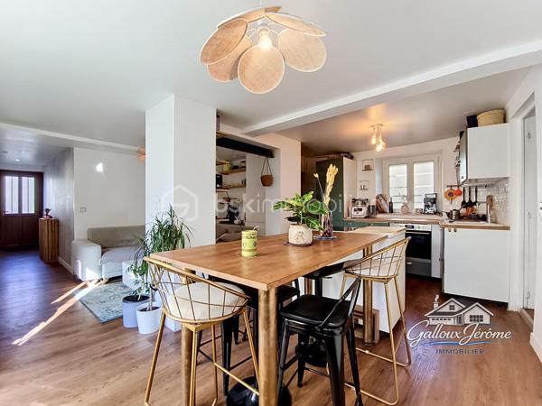 Appartement 4 pièces – 82 m² avec jardin privatif

Découvrez cet agréable appartement F4 de 82 m² offrant un véritable compromis entre la maison et l’appartement, idéal pour une première acquisition ou pour une famille recherchant confort et extérieur.

Dès l’entrée, vous serez séduit par un séjour/salon lumineux donnant directement accès à une terrasse et à un jardin privatif de 44 m², parfait pour profiter des beaux jours, partager des repas en extérieur ou laisser les enfants jouer en toute tranquillité.

L’appartement dispose également d’une cuisine aménagée et équipée, de trois chambres confortables, d’une salle de bains, ainsi que d’un cellier offrant un espace de rangement supplémentaire.

Pour compléter ce bien, vous bénéficierez également d’une cave en sous-sol.

Les + du bien :

Jardin privatif de 44 m²
3 chambres
Cave en sous-sol
Belle luminosité
Entre maison et appartement
Idéal première acquisition

Un bien rare sur le secteur, à visiter sans tarder !