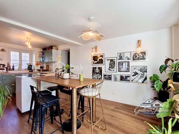 Appartement 4 pièces – 82 m² avec jardin privatif

Découvrez cet agréable appartement F4 de 82 m² offrant un véritable compromis entre la maison et l’appartement, idéal pour une première acquisition ou pour une famille recherchant confort et extérieur.

Dès l’entrée, vous serez séduit par un séjour/salon lumineux donnant directement accès à une terrasse et à un jardin privatif de 44 m², parfait pour profiter des beaux jours, partager des repas en extérieur ou laisser les enfants jouer en toute tranquillité.

L’appartement dispose également d’une cuisine aménagée et équipée, de trois chambres confortables, d’une salle de bains, ainsi que d’un cellier offrant un espace de rangement supplémentaire.

Pour compléter ce bien, vous bénéficierez également d’une cave en sous-sol.

Les + du bien :

Jardin privatif de 44 m²
3 chambres
Cave en sous-sol
Belle luminosité
Entre maison et appartement
Idéal première acquisition

Un bien rare sur le secteur, à visiter sans tarder !