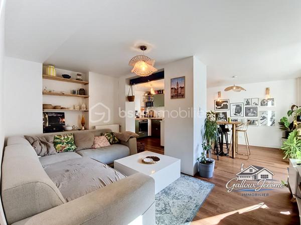 Appartement 4 pièces – 82 m² avec jardin privatif

Découvrez cet agréable appartement F4 de 82 m² offrant un véritable compromis entre la maison et l’appartement, idéal pour une première acquisition ou pour une famille recherchant confort et extérieur.

Dès l’entrée, vous serez séduit par un séjour/salon lumineux donnant directement accès à une terrasse et à un jardin privatif de 44 m², parfait pour profiter des beaux jours, partager des repas en extérieur ou laisser les enfants jouer en toute tranquillité.

L’appartement dispose également d’une cuisine aménagée et équipée, de trois chambres confortables, d’une salle de bains, ainsi que d’un cellier offrant un espace de rangement supplémentaire.

Pour compléter ce bien, vous bénéficierez également d’une cave en sous-sol.

Les + du bien :

Jardin privatif de 44 m²
3 chambres
Cave en sous-sol
Belle luminosité
Entre maison et appartement
Idéal première acquisition

Un bien rare sur le secteur, à visiter sans tarder !