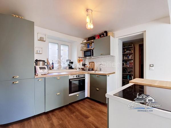 Appartement 4 pièces – 82 m² avec jardin privatif

Découvrez cet agréable appartement F4 de 82 m² offrant un véritable compromis entre la maison et l’appartement, idéal pour une première acquisition ou pour une famille recherchant confort et extérieur.

Dès l’entrée, vous serez séduit par un séjour/salon lumineux donnant directement accès à une terrasse et à un jardin privatif de 44 m², parfait pour profiter des beaux jours, partager des repas en extérieur ou laisser les enfants jouer en toute tranquillité.

L’appartement dispose également d’une cuisine aménagée et équipée, de trois chambres confortables, d’une salle de bains, ainsi que d’un cellier offrant un espace de rangement supplémentaire.

Pour compléter ce bien, vous bénéficierez également d’une cave en sous-sol.

Les + du bien :

Jardin privatif de 44 m²
3 chambres
Cave en sous-sol
Belle luminosité
Entre maison et appartement
Idéal première acquisition

Un bien rare sur le secteur, à visiter sans tarder !
